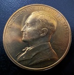 Medalha Comemorativa, 33º Presidente dos EUA Harry S.Truman - O juramento de posse de Truman não foi uma "inauguração" tradicional, mas uma cerimônia rápida e extraordinária, realizada na Sala do Gabinete da Casa Branca, Data 12/04/1945, Bronze, Diâmetro 35 mm, Flor de Cunho.