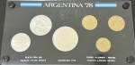 Coleção de Moedas Comemorativas, ARGENTINA - COPA de 1978, Prata 900, Valores 1000; 2000 e 3000 Pesos, Emissão de 175.000 Séries, Bronze Alumínio, 20; 50 e 100 Pesos, Emissão de 2.000.000 de Séries, Ano 1978, Cartela de Acrílico Original, Flor de Cunhos.