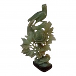 Escultórico executado em Jade representando pássaros e fores, Alt. 30 cm. base: 8 x 6 cm. 