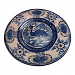 ALCOBAÇA, Medalhão Português em cerâmica pintado à mão representando pássaro e flores, Diam.. 40 cm.