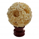 Escultura em marfim representando Bola da Felicidade ou  Bola Quebra ou Bola de Mistérios Diam.. 8 cm.