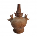 Escultura Pré Colombiana, 700 a 1000 DC aproximadamente, executada em barro moldado e cozido,  Cultura Lambayeque representando Deus Naymlap com um falino de cada lado, Costa norte do Peru, com expertise, Alt. 17, Diam. 10 cm.