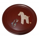Prato em laca oriental tendo o centro ornamentado com figura equidnina e chancelado,  marcado no verso  Governador  da Província, Yutaka Matsugata, Setembro 1981, Diam. 35 cm.