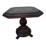 Mesa de apoio Gelli  em madeira nobre, tampo  em couro pirografado e tacheado, bordas oitavadas apoiada por colunata bojuda sustentada por base circular sobre pernas, 58 x 58, Alt. 56 cm.