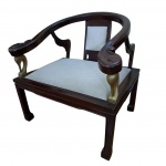 Poltrona anos 40 em madeira laqueada na cor tabaco, encosto recurvo, braços apoiados em cabeça de cisne em bronze, assento forrado em tecido na cor gelo, necessita higienização, 69 x 53, Alt. 72 cm.
