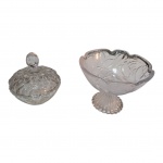 Duas bombonières em cristal lapidado uma com tampa adaptada e outra com bordas recurvas lapidação de flores apoiada em base cônica, Diam. 15,  Alt. 12 cm.
