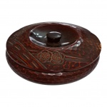Porta joias em laca oriental, esculpida e chancelada na base,  Diam. 20, Alt. 8 cm.