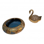 Um cinzeiro em cloisoné e floreira em bronze representando cisne, Diam. 16, Alt. 7 e 12 x 10,  Alt. 11 cm.