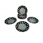 Oito pratos japoneses para sobremesa em porcelana com pinturas representado flores sobre fundo marinho e centro na cor verde água, Diam.. 16 cm.