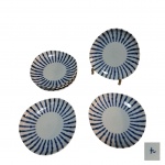 Seis pratos japoneses para sobremesa  em porcelana com bordas listradas azuis sobre fundo branco, (um com bicado), Diam. 16 cm.