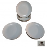 Doze pratos japoneses para sobremesa em porcelana branca com bordas caneladas e fios dourados by Kuriyama. Co. Diam. 16 cm.