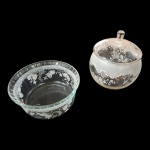 Duas peças em cristal jateados sendo uma compoteira e um bowl, Diam. 16, Alt. 20 e Diam. 18, Alt. 8 cm.