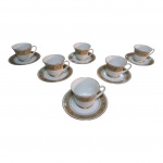 Seis xícaras para chá com pires em porcelana Noriatakecom bordas decoradas com  singelas flores e dourado, Diam. 9, Alt. 8 cm.