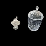 Duas peças em cristal lapidado sendo uma bombonière (borda bicada) e um porta-jóias com tampa representando pássaro, 23 x 15 e  11 x 7 cm.