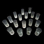 Dezesseis copos em cristal lapidação losangos sendo 11 para suco 6 para água, um deles bicado, 17 x 7 e 6 para água, 14 x 7 cm.