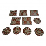Cinco travessas e 5 travessinhas para molhos em  cerâmica japonesa decoradas com policromia, 13 x 13 e Diam. 53 cm.