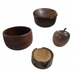Quatro peças em madeira sendo um pote representando maçã, um bowl, uma caixa de madeira com tampa e 5 porta copos, Diam. 15, Alt. 10 cm.