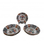 Cinco  bowls em porcelana oriental descoradas com policromia, bordas babadas com fios dourados,  Diam. 13, Alt. 4 cm.
