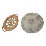 Duas travessas para bolo e afins em cristal, uma lapidada em flores na cor rosa e verde e outra com capa de crochê na cor creme, Diam. 33 e 31 cm.