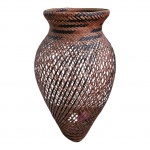 Vaso em bambu trançado nas cores ocre e nego, Alt. 59, Diam. 25 cm.