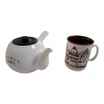 Um bule em cerâmica Luiz Salvador e uma caneca, Alt. 12, Diam. 14 cm.