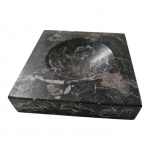 Cinzeiro esculpido em pedra de quartzo, 17 x 17, Alt. 4 cm.