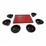 Sete peças japonesas em laca sendo uma bandeja e seis bowls,  37 x 28 e 12 x 7 cm.