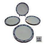 Sete pratos para sobremesa em porcelana oriental, bordas decoradas em azul e fios dourados, um deles com leve bicado, Diam. 19 cm.