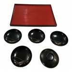 Cinco peças japonesas em laca sendo uma bandeja e 4 bowls, 37 x 28 e 11 x 4 cm.