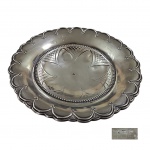 PRATA - Salva com fundo lavrado e repuxado, bordas babadas  decoradas com laçarotes apoiada em pernas de bola,contrastada,BR  825 , Cabeça de Mercúrio, 245 gr.
