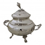 Antiga sopeira/centro de mesa espessurado à prata Pratel lavrada e repuxada, pega  representando caju, asas e pernas recurvas, Alt. 26, Diam. 22 cm.