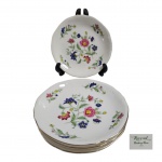 COLECIONISMO - Quatro pratos Royal Century Bone, Japan em porcela policromada com lidas fores e bordas douradas, Diam.