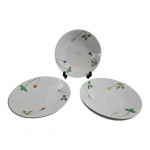 Cinco pratos fundos em porcelana oriental decorfados com policromia, Diam. 18 cm.