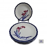 Quatro pratos em porcelana oriental decoraos com flores, bordas azul cobalto, Diam. 15 cm.