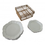Seis pratos em porcrlana branca com bordas recotadas, em dois tamanhos distintos e um porta guardanapos em delicado aramado dourado,Diam. 15 e 12 e 15 x 15, Alt. 8 cm