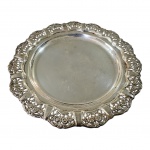 Salva espessurada à prata com bordas lavradas e cinzeladas, apresenta marcas do tempo, Diam. 35 cm.