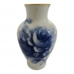 Vaso em porcelana japonesa, Okura, decorado com flores azuis sobre fundo branco e bordas dourada, Alt. 30, Diam. 16 cm.