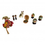 Oito peças de adorno diversas: terno de ovos de pedra pintados à mão, 1 cachorro  articulado em cerâmica policromada, 1 nós com joaninha dentro, 2 bonequinhos de madeira e uma boneca em resina.