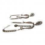 Par de esporas e correias de montaria de montanha espessuras Laprat 63, Eberle, ricamente cinzelada em volutas e rocailles, Sec. XX, Com. 18, Larg. 8 cm.
