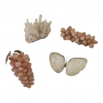 Par de cachos de uvas em quartzo rosa, drusa de cristal e par de conchas alusivas a design de borboleta, Com. 20 e 15 e  18 x 8, Alt. 11 cm.