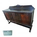 Buffet/Arca Renascença em Imbuia by Casa Luiz, RJ, com tampo com parte posterior com medalhão central, apoiado em corpo retangular , 3 gavetas entalhadas em flores, 2 portas laterais, pernas arrematadas em trava, e colunata central,  164 x 51, Alt. 112 cm.