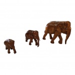 Família elefante esculpida em madeira entalhada, (o filhote sem a presa), 26 x 9, Alt. 14 a  7 x 4, Alt. 7 cm. 