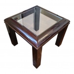 Mesa de apoio em madeira nobre na cor tabaco, friso em madeira mais clara, com tampo de vidro,  59 x 59, Alt. 48 cm.