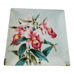 Travessa em porcelana pintado à mão representando orquídea, dois cantos bicados, 24 x 24 cm.