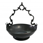 Cesta em estanho com alça recortada by Jormes Ltda. Diam. 17, Alt. 8 cm.