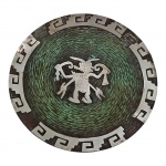 PRATA - Prato peruano em prata 925  e cobre, entalhado com desenhos regionais  e marcado no verso, Diam.. 25 cm.