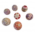 Temari, oito esferas técnica japonesa em linha e lã, Diam. 9 