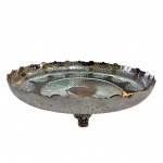Travessa espessurada  prata  90 Art Prata com bordas serrilhadas e vasadas, fundo canelado sustentada por pernas recurvas, Diam. 36, Alt. 6 cm.