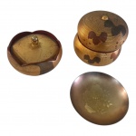 Três peças japonesas, sendo 2 porta joias e um vividicolori para saquê em metal dourado, Diam. 10, Alt. 4, Diam.12, Alt. 13 cm.