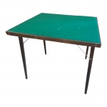 Mesa para jogo, pernas articulada, tampo em feltro verde, a madeira com marcas de uso, 92 x 92, Alt. 74 cm.